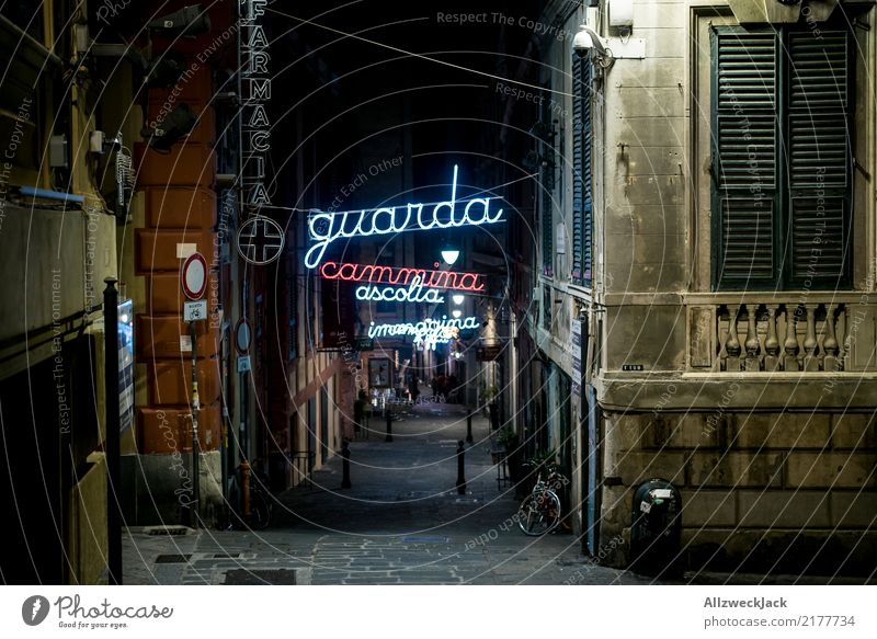 Gasse mit Neon Leuchtschrift in Genua Ferien & Urlaub & Reisen Sightseeing Haus Stadt Hafenstadt Straße Einsamkeit Europa Italien Wohnhaus Leuchtreklame