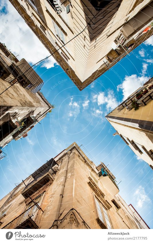 Die Straßen von Neapel 2 Farbfoto Außenaufnahme Gasse Ferien & Urlaub & Reisen Sightseeing Städtereise Sommerurlaub Italien Lifestyle Leben Schönes Wetter