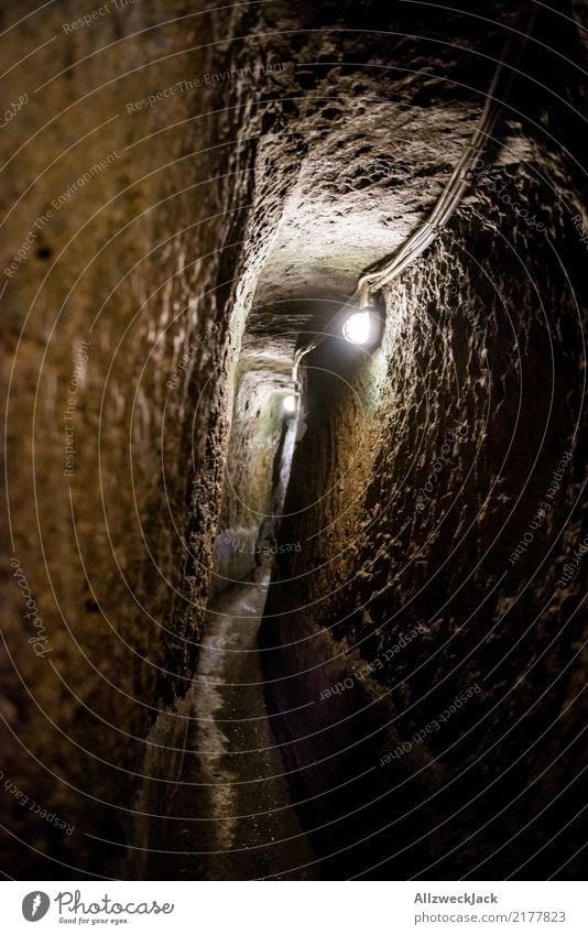 deep down Farbfoto Innenaufnahme Kunstlicht Licht Textfreiraum rechts Textfreiraum links Menschenleer Ausflug Abenteuer Expedition Nachtleben Lampe bedrohlich