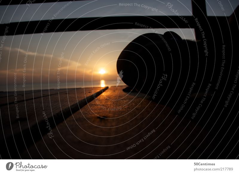 Ein Sonnenuntergang am Horizont meines Kopfes maskulin 1 Mensch Natur Wasser Himmel Sonnenaufgang Küste Meer Thailand Glatze Holz beobachten liegen schlafen