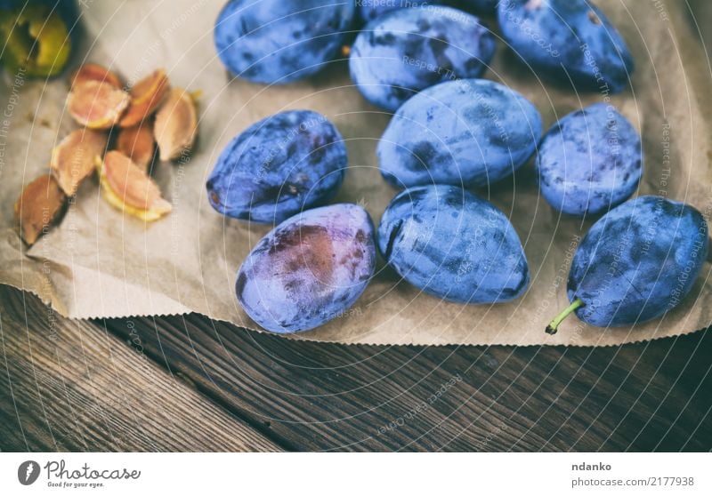 reife blaue Pflaumen Frucht Ernährung Essen Vegetarische Ernährung Diät Sommer Tisch Menschengruppe Natur Papier Holz frisch lecker natürlich saftig süß