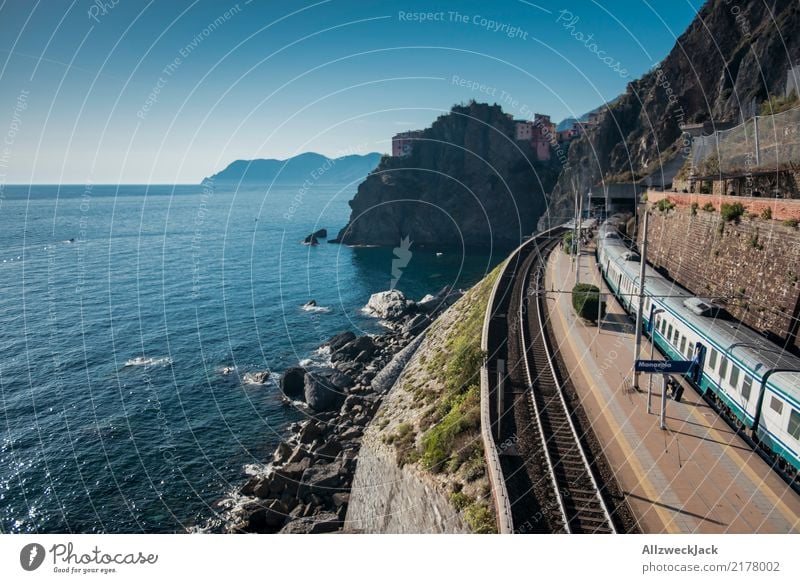 Steilküste Bahnhof Zug Klippe Farbfoto Außenaufnahme Tag Ferien & Urlaub & Reisen Ausflug Eisenbahn Bahnsteig warten Verkehr Gleise Schienenverkehr