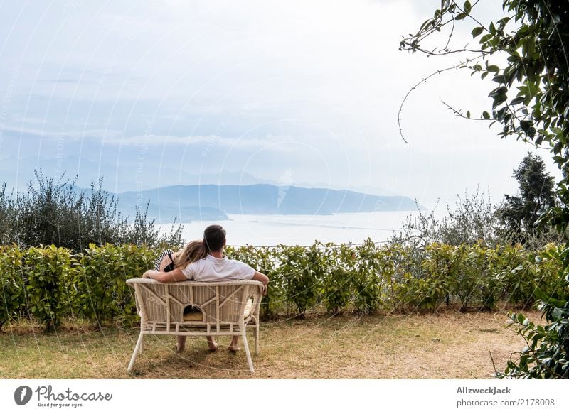 Bench with a view Glück harmonisch Wohlgefühl Erholung Ferien & Urlaub & Reisen Freiheit Sofa Junge Frau Jugendliche Junger Mann Paar Partner 2 Mensch genießen