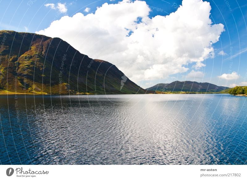 Ruhiger See Natur Landschaft Urelemente Wasser Himmel Wolken Schönes Wetter kalt Sauberkeit schön blau braun Macht ruhig Einsamkeit einzigartig Frieden