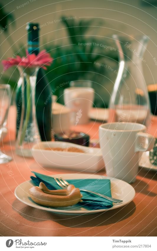 Besuch der Schwiegereltern Geschirr Teller Schalen & Schüsseln Tasse Becher Flasche Glas Sektglas Besteck Gabel Löffel grün Sektflasche Brezel Ernährung