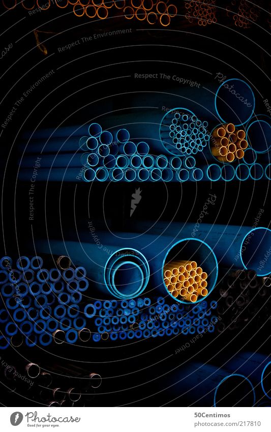 kunststoff Rohre Kunststoff rund blau gelb Farbfoto Gedeckte Farben Innenaufnahme Licht Schatten Kontrast Totale Menschenleer Röhren Regal lang dick dünn