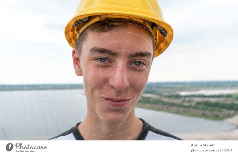 Ein glücklicher Lehrling mit gelben Baustellen Helm Lifestyle Stil Freude Glück schön Leben Zufriedenheit Freizeit & Hobby lernen Berufsausbildung Azubi