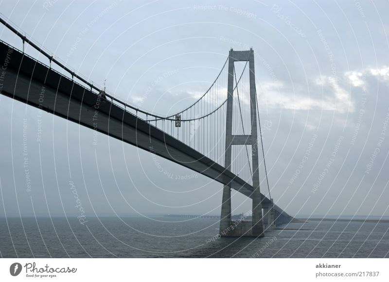 Bis zum Horizont Umwelt Natur Urelemente Wasser Ostsee Meer hell nass grau Himmel Wolken Wolkenloch Brücke Farbfoto Gedeckte Farben Außenaufnahme Menschenleer