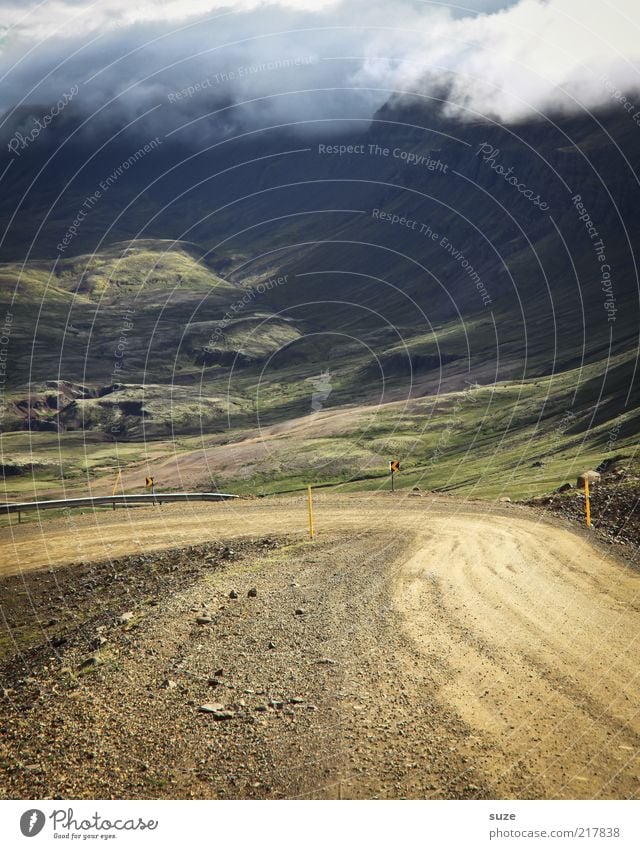 Guter Anfang Berge u. Gebirge Umwelt Natur Landschaft Wolken Klima Wetter Wiese Hügel Straße Wege & Pfade Ziel Island Kurve steinig Ferne Serpentinen Geröll Tal