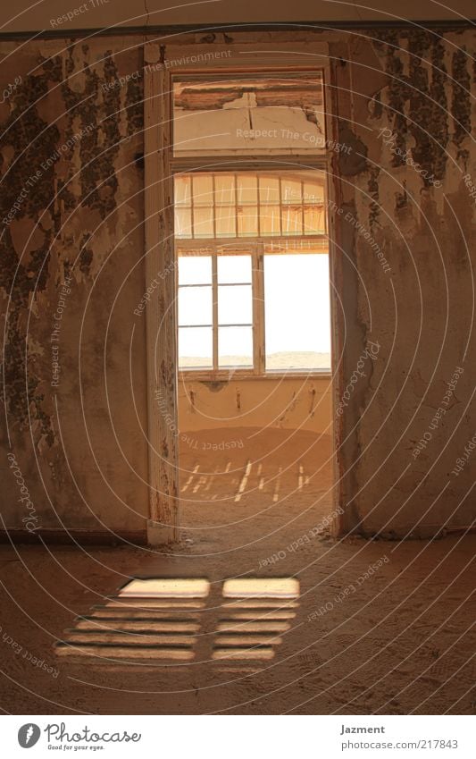 Zeichen der Zeit III Sand Menschenleer Haus Mauer Wand Fenster Einsamkeit Farbfoto Innenaufnahme Morgen Licht Schatten Kontrast Lichtschein Fensterscheibe