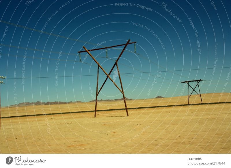 Weite Landschaft Sand Himmel Sommer Schönes Wetter Straße Einsamkeit Elektrizität Farbfoto Außenaufnahme Tag Blauer Himmel Ferne Menschenleer Textfreiraum oben