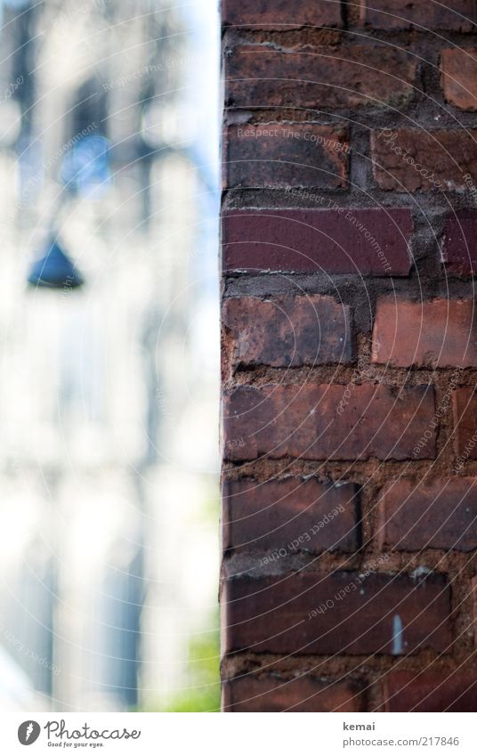 Kölner Dom ums Eck Altstadt Mauer Wand Fassade Backstein Stein Fuge Sehenswürdigkeit Wahrzeichen Straßenbeleuchtung Lampe alt authentisch eckig historisch rot