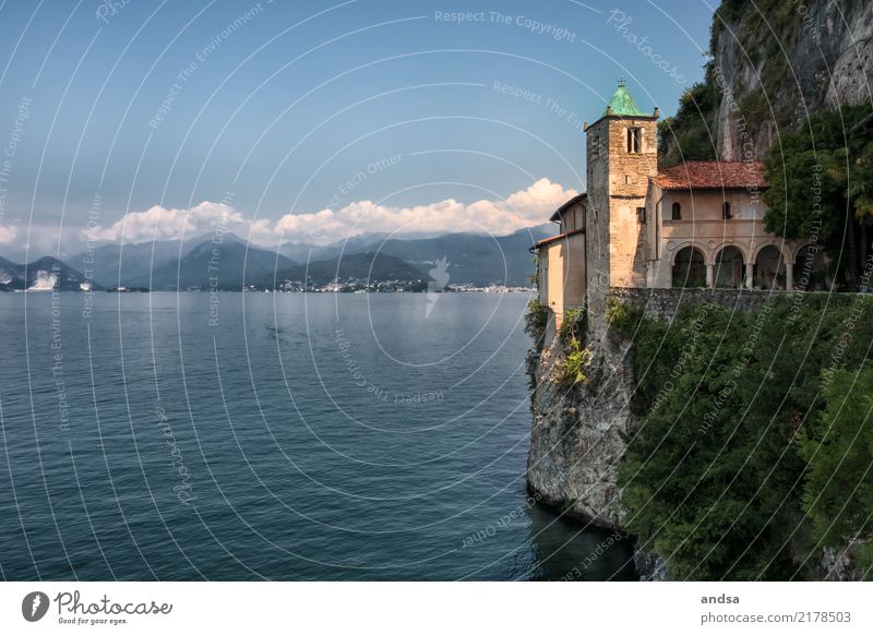 Kirche am Lago Maggiore See historisch Berge u. Gebirge Wasser Sommer Kliff Küste Abgrund antik Außenaufnahme Italien Gebäude Rundbogen am Hang am Abgrund