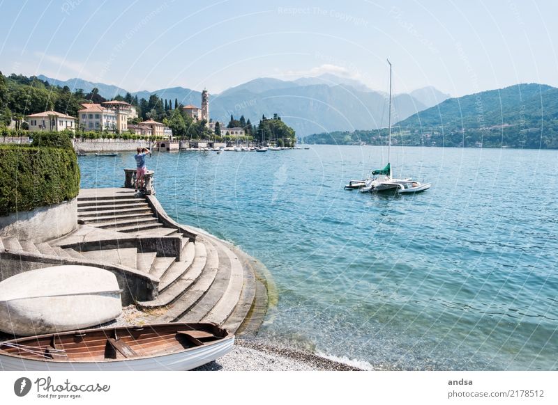 Sommer am Lago Maggiore mit einem Mann, der fotografiert See Urlaub Italien Berge u. Gebirge Wasser Natur Ferien & Urlaub & Reisen Dorf Kirche Boot Katamaran