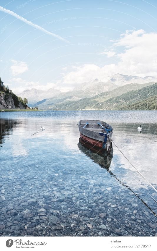 Kleines Holzboot auf dem Silsersee mit Bergen im Hintergrund Boot See Gipfel Wasser Sonnenlicht Gebirge Landschaft Natur Ruhe Idylle ruhig Himmel Außenaufnahme