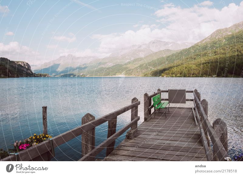 Holzsteg am Silsersee mit Bergen im Hintergrund See Gipfel Wasser Sonnenlicht Gebirge Landschaft Natur Ruhe Idylle ruhig Himmel Außenaufnahme Seeufer Licht