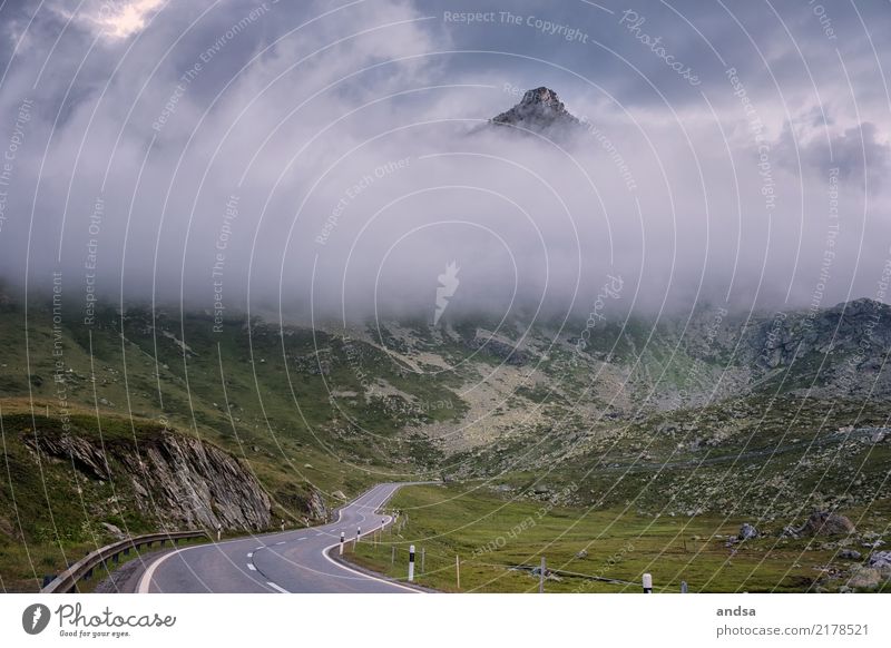 Nebel im Gebirge Wolken Straße Gipfel Alpen Berge Fels Steine Wald Abhang Hochnebel grau Stimmung Berge u. Gebirge Natur Außenaufnahme Landschaft Felsen Himmel