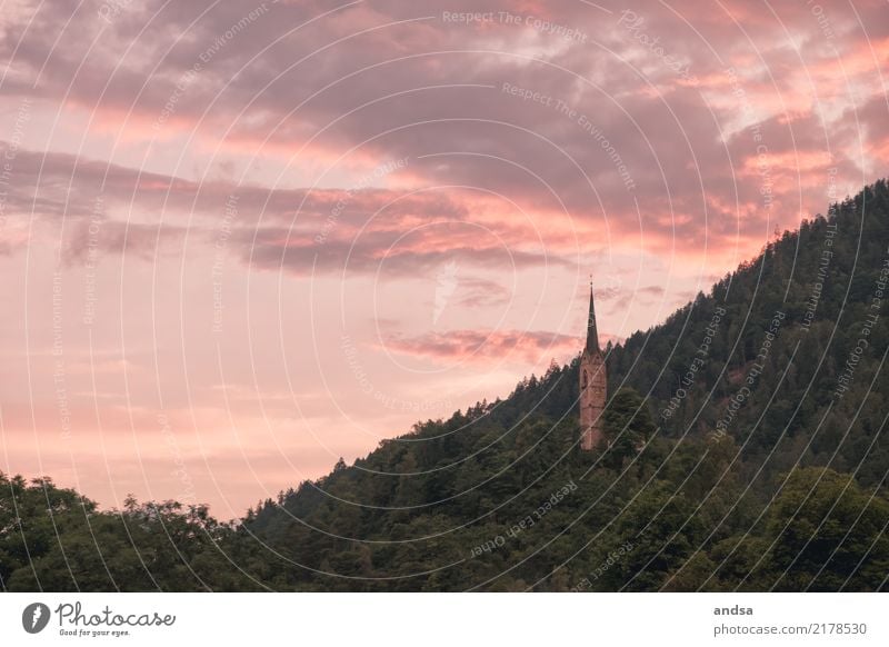 Sonnenuntergang in den Bergen mit Kirchturm Sonnenaufgang Farben Himmel Hügel Wälder Wald Burg Landschaft Außenaufnahme Natur Menschenleer Berge u. Gebirge