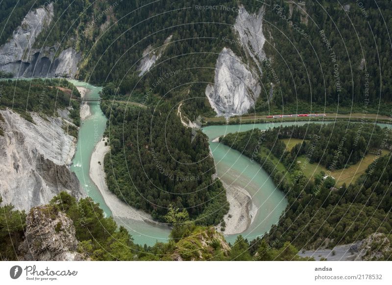 Rheinschlucht Vogelperspektive Schlucht Türkis Bahn Felsen Kalkstein Wald Berge Gebirge Flims Schweiz Rot Bahngleis Schleife Rheinschleife Berge u. Gebirge