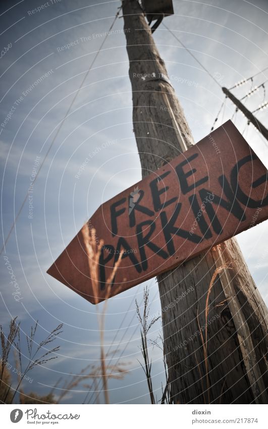 <--- FREE PARKING Strommast Himmel Wolken Wetter Schönes Wetter Pflanze Gras Parkplatz Schilder & Markierungen Pfosten hoch handschriftlich signalisieren