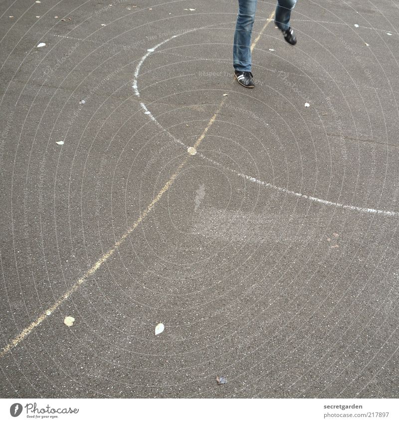 [HH 10.1] ...springt im sechseck! Leben Spielen Sportler Sportstätten Basketballplatz Mensch schlechtes Wetter Platz Spielplatz Hose Fußballschuhe Turnschuh