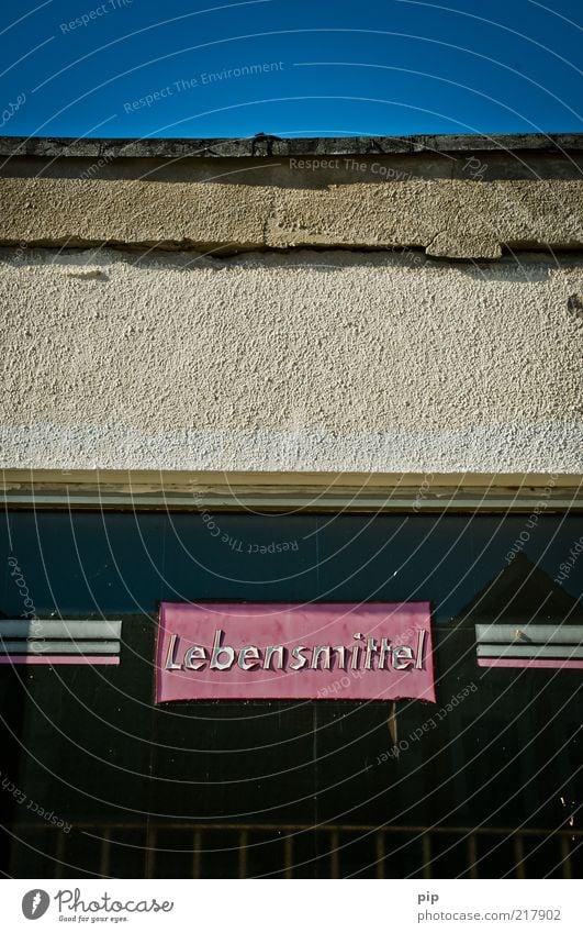 mindestens haltbar bis: Lebensmittel Gebäude Kaufhaus Mauer Wand Fenster Schaufenster Putz Schriftzeichen Typographie Beschriftung kaputt trashig blau rosa