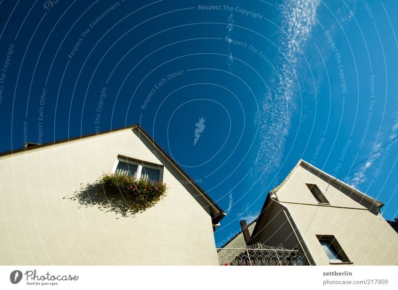 Giebel Dorf Kleinstadt Menschenleer Haus Einfamilienhaus Bauwerk Gebäude Architektur Fassade Fenster Dach Ordnungsliebe Himmel himmelblau Blumenkasten