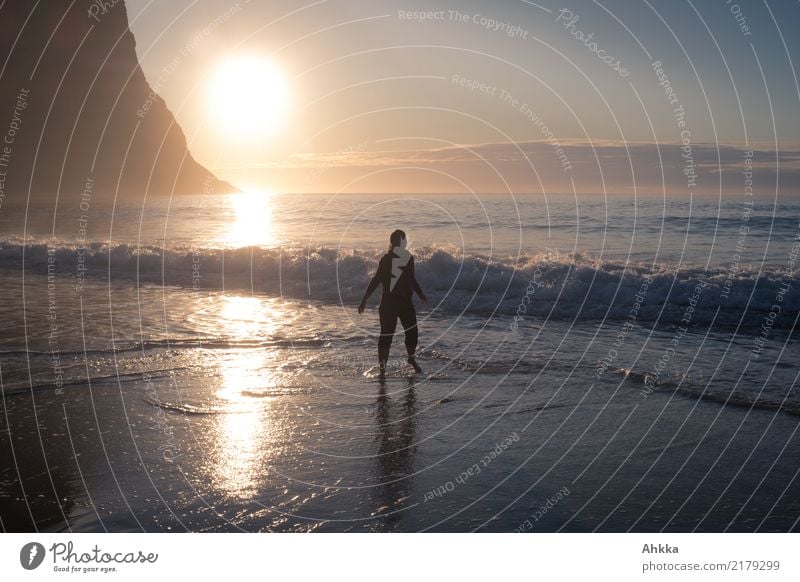 Junge Frau im Nordmeer im Sonnenuntergang harmonisch Wohlgefühl Zufriedenheit Sinnesorgane Erholung Ferien & Urlaub & Reisen Sommerurlaub Strand Meer Wellen