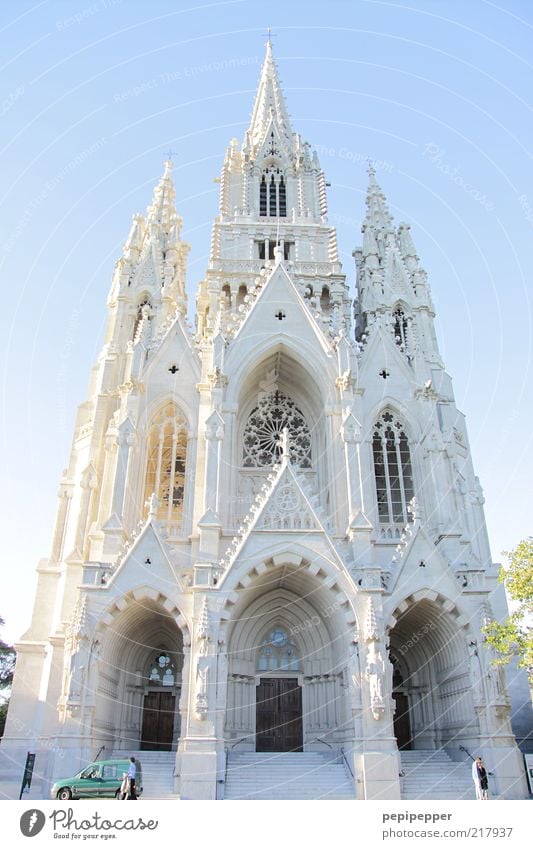 Liebfrauenkirche zu Laeken in Brüssel Kirche Mauer Wand Treppe Fassade Fenster Tür Sehenswürdigkeit PKW Stein Glas Ornament Kreuz historisch blau weiß Schutz