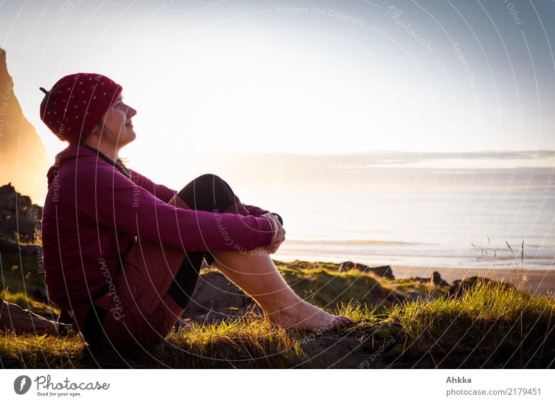 Junge Frau entspannt am Meer Leben harmonisch Wohlgefühl Zufriedenheit Erholung ruhig Meditation Ferien & Urlaub & Reisen Sommerurlaub Jugendliche Landschaft