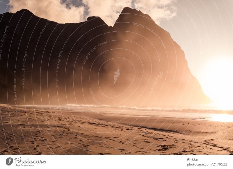 Sonnenuntergangsnebel vor Bergmassiv am Strand Natur Urelemente Sand Wasser Sonnenaufgang Wetter Sturm Nebel Felsen Küste Bucht Meer Norwegen außergewöhnlich