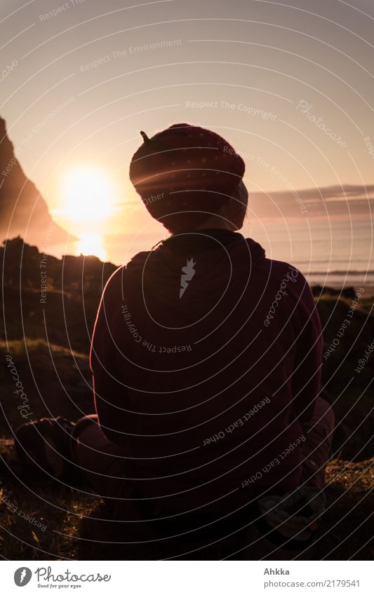 Junge Frau genießt Abendszene am Polarmeer harmonisch Wohlgefühl Zufriedenheit Sinnesorgane Erholung ruhig Meditation Ferien & Urlaub & Reisen Abenteuer Ferne