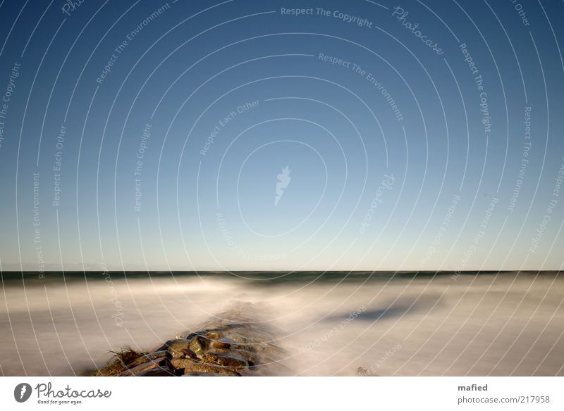 Die Ruhe während des Sturms Ausflug Strand Meer Wellen Natur Landschaft Luft Wasser Himmel Wolkenloser Himmel Herbst Schönes Wetter Küste Ostsee blau braun gelb