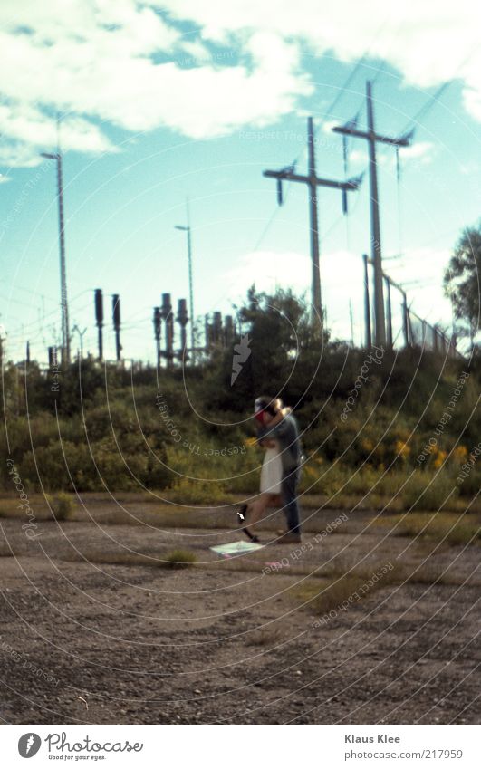 AND LET YOUR KITES RISE :. Junge Frau Jugendliche Junger Mann Freundschaft Paar Partner 2 Mensch Leben Freude Elektrizität Strommast drücken Beton Farbfoto