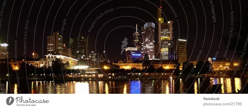 Leuchttürme (Panorama) Frankfurt am Main Stadt Hochhaus Nacht Langzeitbelichtung Herbst Architektur skyscrappers Wasser Fluss Licht