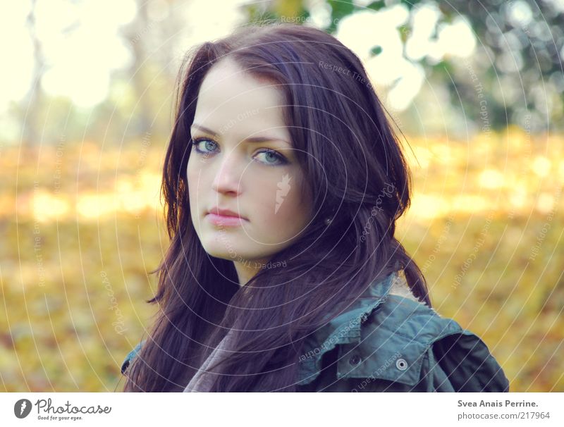 skeptisch. elegant feminin Junge Frau Jugendliche Haare & Frisuren Gesicht 1 Mensch 18-30 Jahre Erwachsene Herbst Jacke beobachten Blick warten Coolness schön