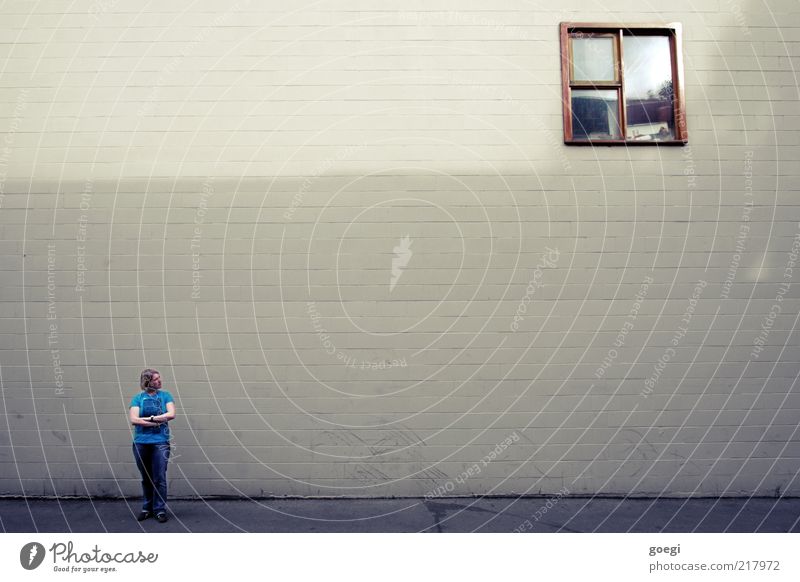 jealous Mensch Frau Erwachsene 1 Haus Bauwerk Gebäude Mauer Wand Fassade Fenster T-Shirt Jeanshose Turnschuh blond beobachten Denken Liebeskummer Sehnsucht