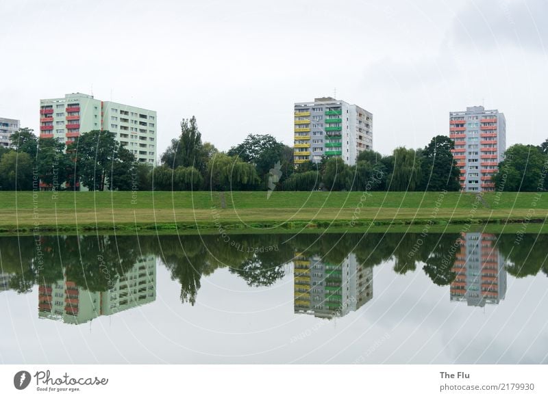 Plattenbauidylle Wohnung Haus Baustelle Landschaft schlechtes Wetter Flussufer Oder Oppeln Polen Oberschlesien Stadt Stadtrand Menschenleer Hochhaus Park grau