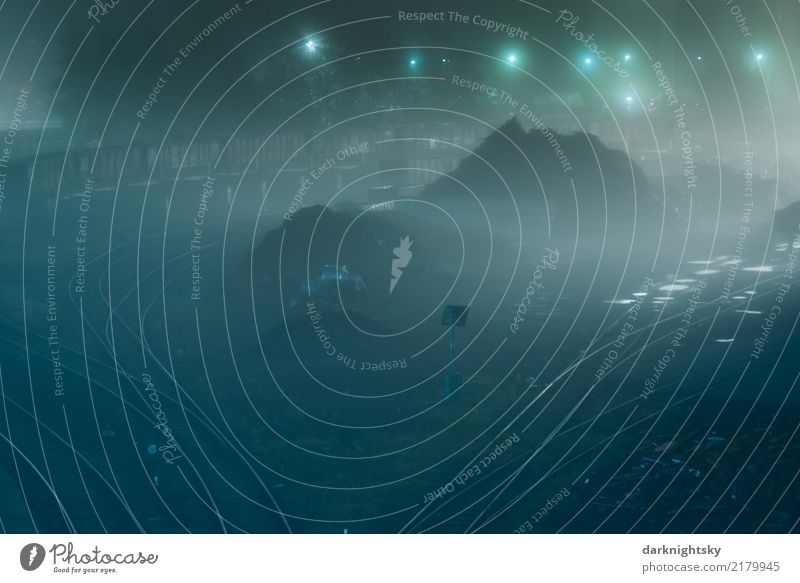 Nacht und Nebel Industrie Güterverkehr & Logistik Menschenleer Bahnhof Schienenverkehr Güterzug Gleise Weiche Schienennetz Metall Arbeit & Erwerbstätigkeit