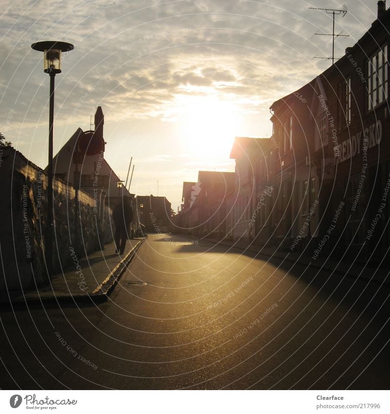 Auf einer einsamen Straße Richtung Sonnenuntergang Dänemark Dorf Kleinstadt Gebäude Zufriedenheit Einsamkeit Altstadt Himmel Schattenspiel Farbfoto