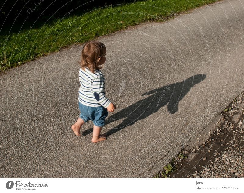 Wege gehen Ferien & Urlaub & Reisen Ausflug Abenteuer Ferne Freiheit Sommer Sommerurlaub Kind Kleinkind 1 Mensch 1-3 Jahre beobachten laufen frei Unendlichkeit