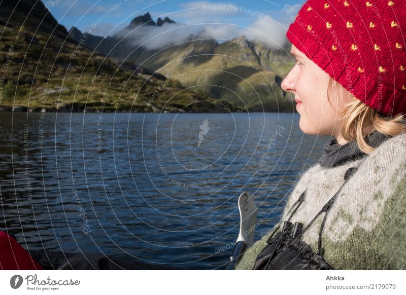 Abenteuerlust, Junge Frau im Kanu vor Lofotenpanorma Ferne Freiheit Wassersport Jugendliche Natur Berge u. Gebirge Fjord atmen entdecken