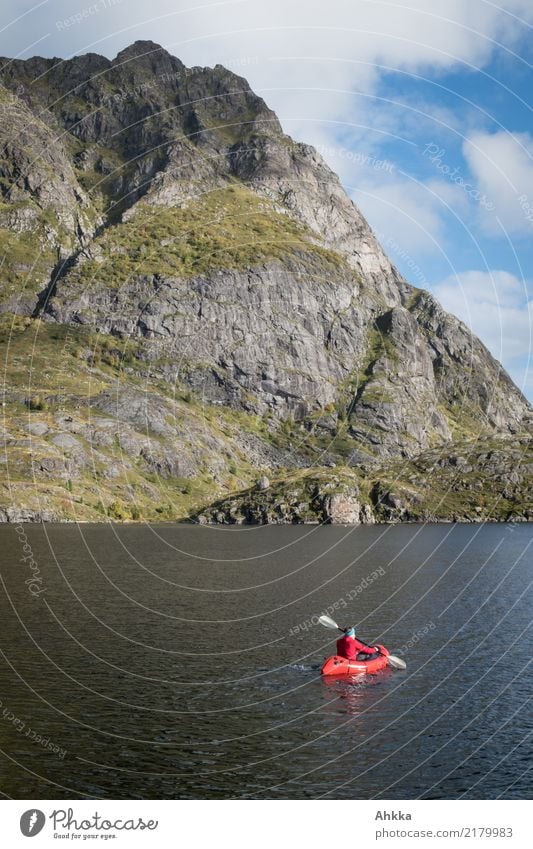 Kleines rotes Boot auf einem norwegischen Bergsee harmonisch Zufriedenheit Sinnesorgane Erholung ruhig Ferien & Urlaub & Reisen Ausflug Abenteuer Ferne Freiheit