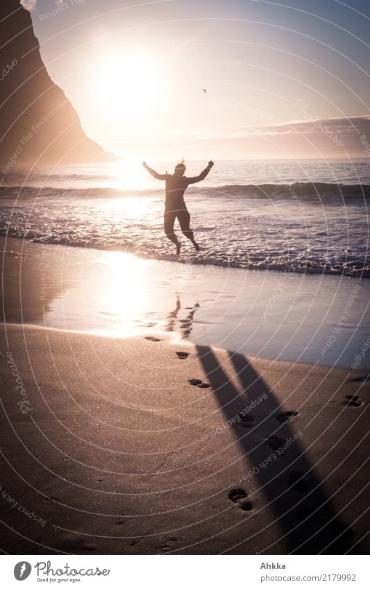 Freudensprung am Nordmeer im Sonnenuntergang Zufriedenheit Ferien & Urlaub & Reisen Abenteuer Ferne Freiheit Sommer Sommerurlaub Strand Meer Insel Wellen