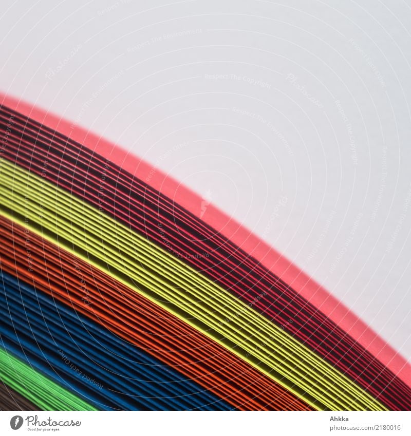 Kunterbunte Papierstreifen auf neutralem Hintergrund Freizeit & Hobby Bildung Kindergarten Schule Linie Streifen Regenbogen Zusammensein viele Farbe Hoffnung