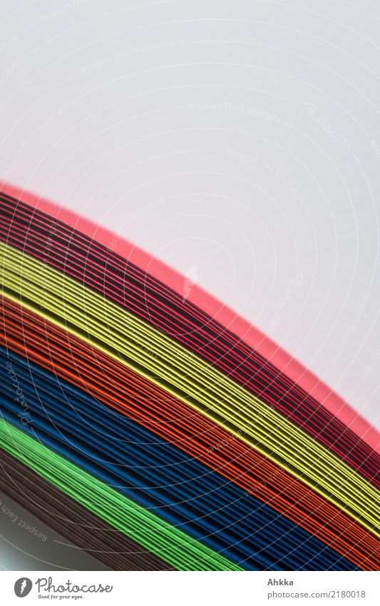 Bunte Papierstreifen auf neutralem Hintergrund Freizeit & Hobby Bildung Schule Studium Schreibwaren Streifen Regenbogen Zusammensein viele Sicherheit Schutz