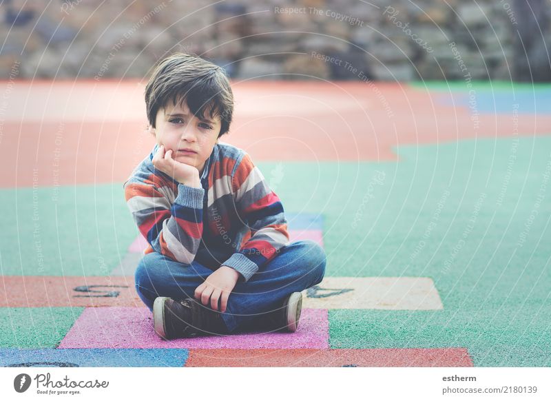 Trauriger Junge sitzt auf dem Boden Lifestyle Bildung Schule Schulhof Schulkind Mensch maskulin Kind Kleinkind Kindheit 1 3-8 Jahre Fitness sitzen rebellisch