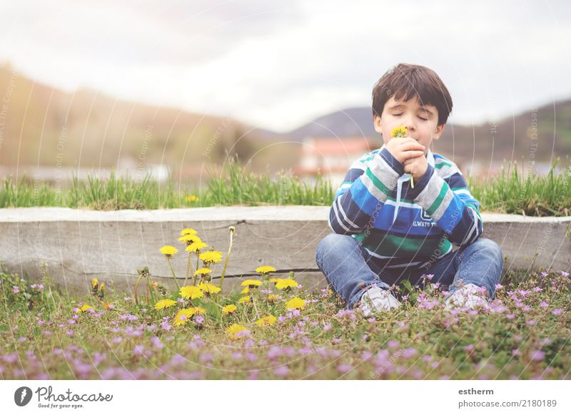 Glückliches Kind mit Blumen im Frühjahr Lifestyle Freude Wellness Ferien & Urlaub & Reisen Abenteuer Freiheit Mensch maskulin Kleinkind Junge Kindheit 1