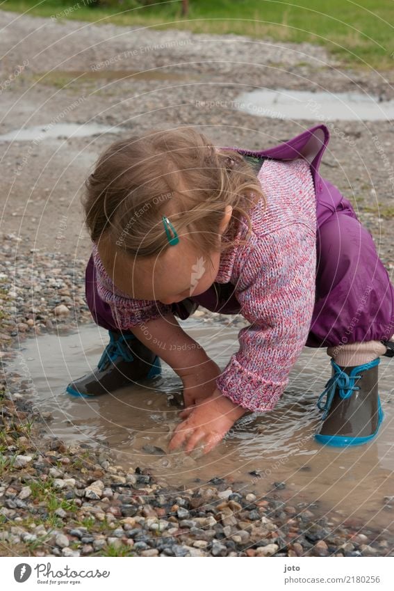 Platschbatsch Freizeit & Hobby Spielen Ferien & Urlaub & Reisen Ausflug Abenteuer Freiheit Kindererziehung Kleinkind 1 Mensch 1-3 Jahre Natur Herbst Regen