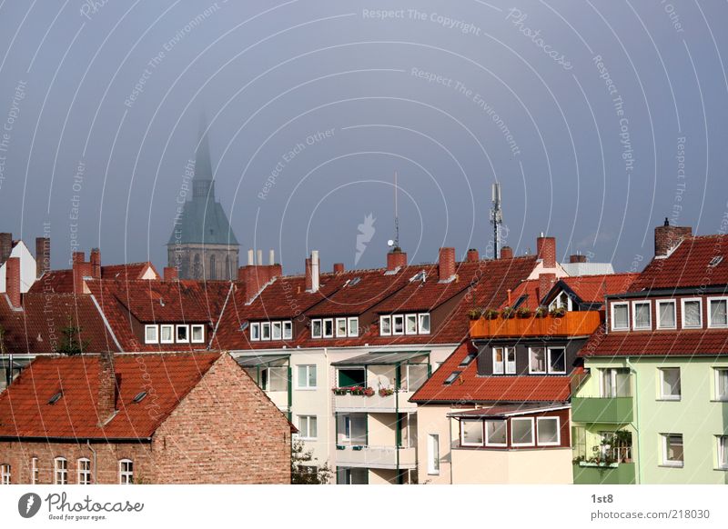 unterkunft Kleinstadt Stadt bevölkert Haus Kirche Dom Turm Bauwerk Gebäude Architektur Fassade Balkon Fenster Dach Schornstein blau Hildesheim Nebel Farbfoto